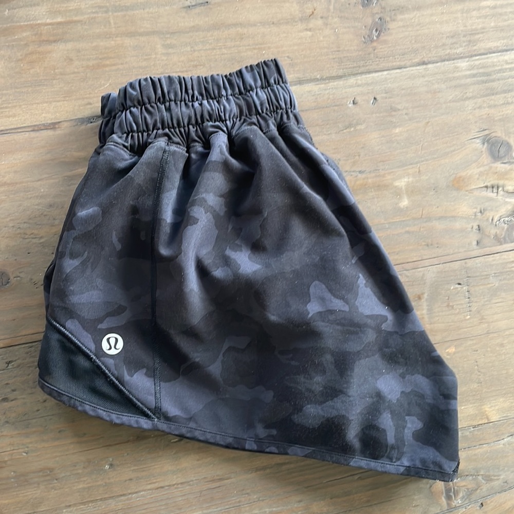 Lululemon Hotty hot shorts 2.5 inch size 2 black camo